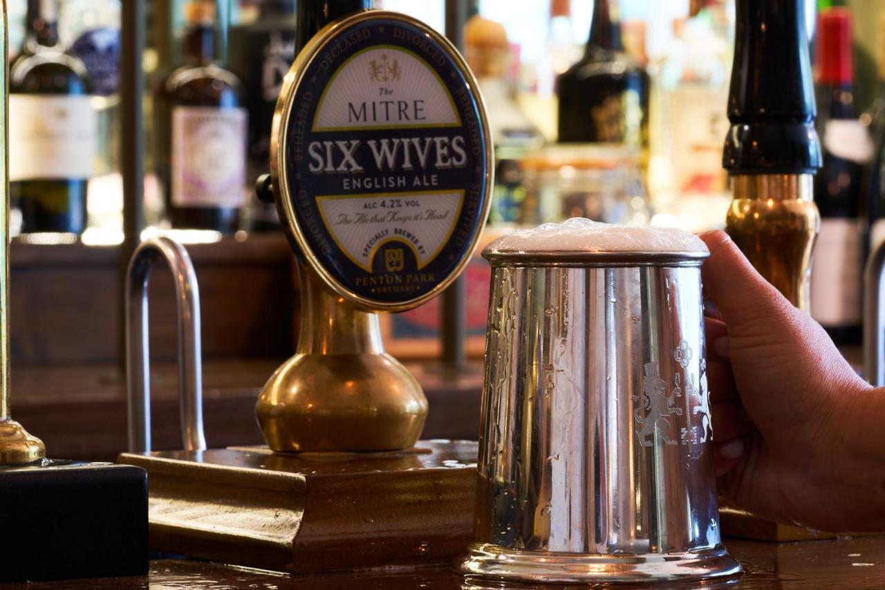 The Mitre, Hampton Court Hotel Kingston upon Thames  Kültér fotó Mitre Six Wives