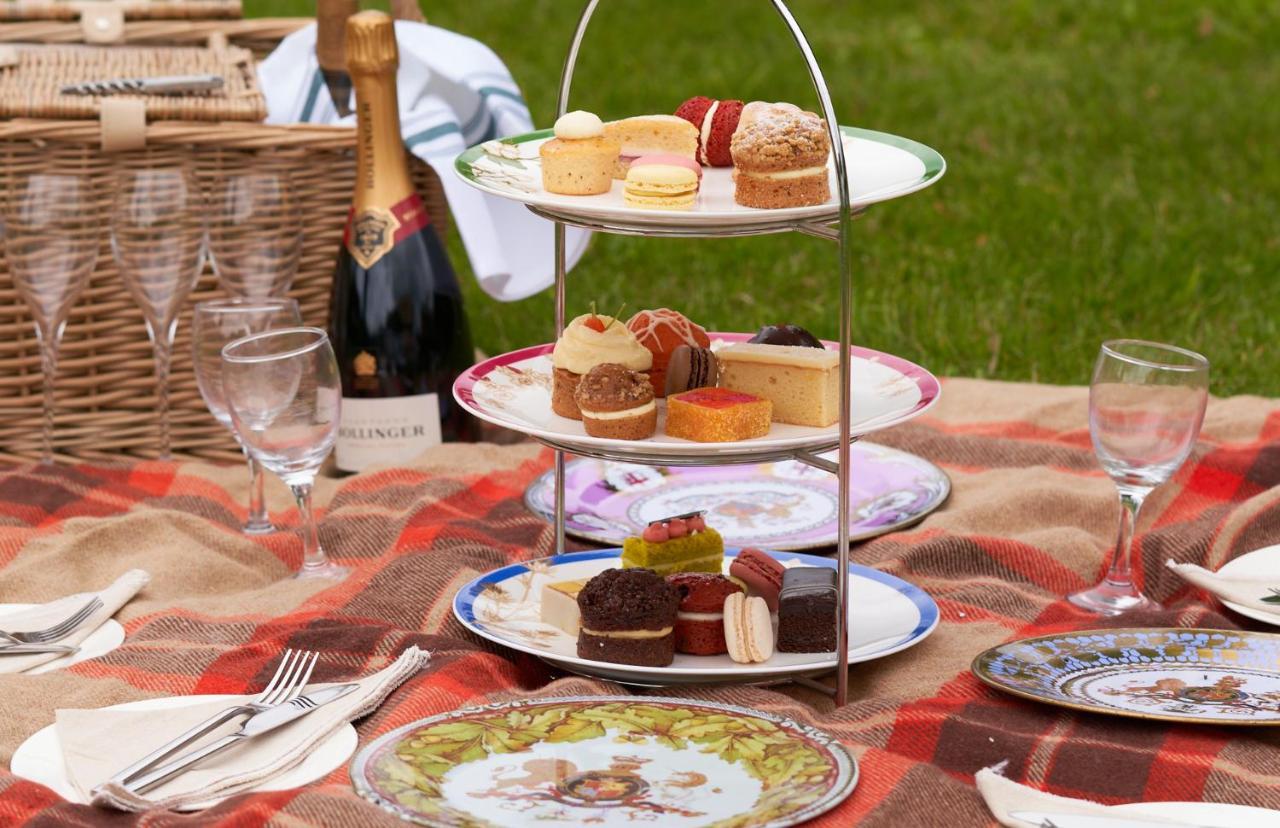 The Mitre, Hampton Court Hotel Kingston upon Thames  Kültér fotó A picnic