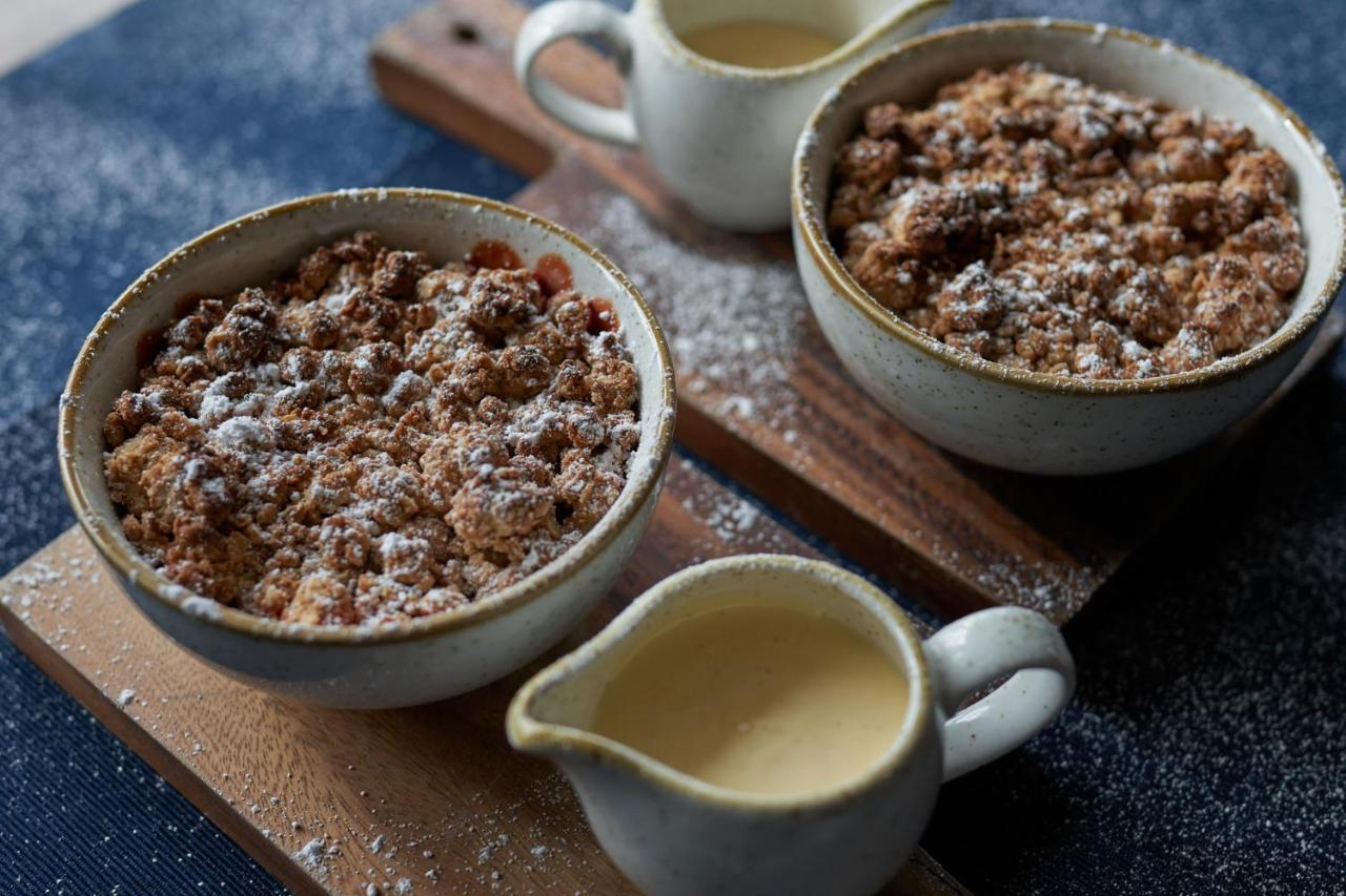 The Mitre, Hampton Court Hotel Kingston upon Thames  Kültér fotó Apple and plum crumble