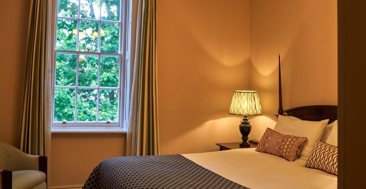 The Mitre, Hampton Court Hotel Kingston upon Thames  Kültér fotó A bedroom at the hotel