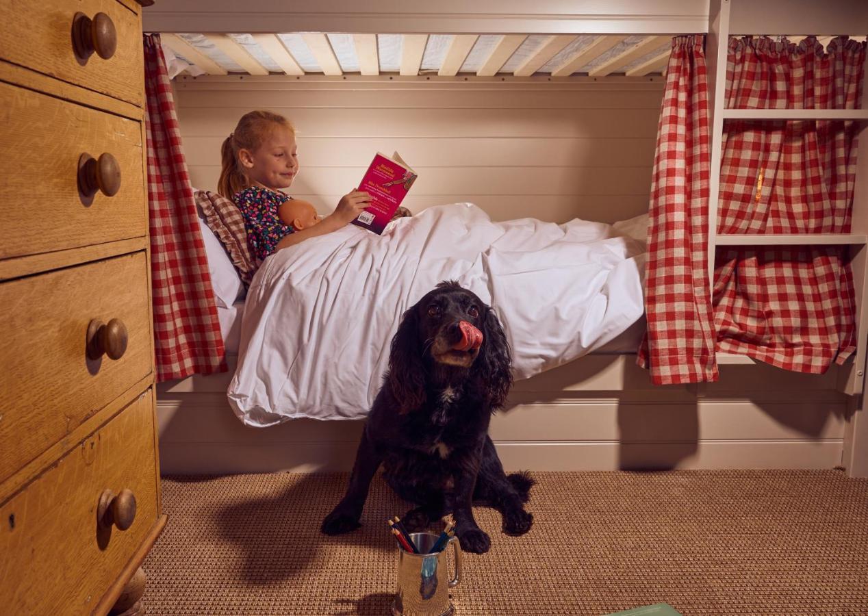 The Mitre, Hampton Court Hotel Kingston upon Thames  Kültér fotó A girl reading in bed