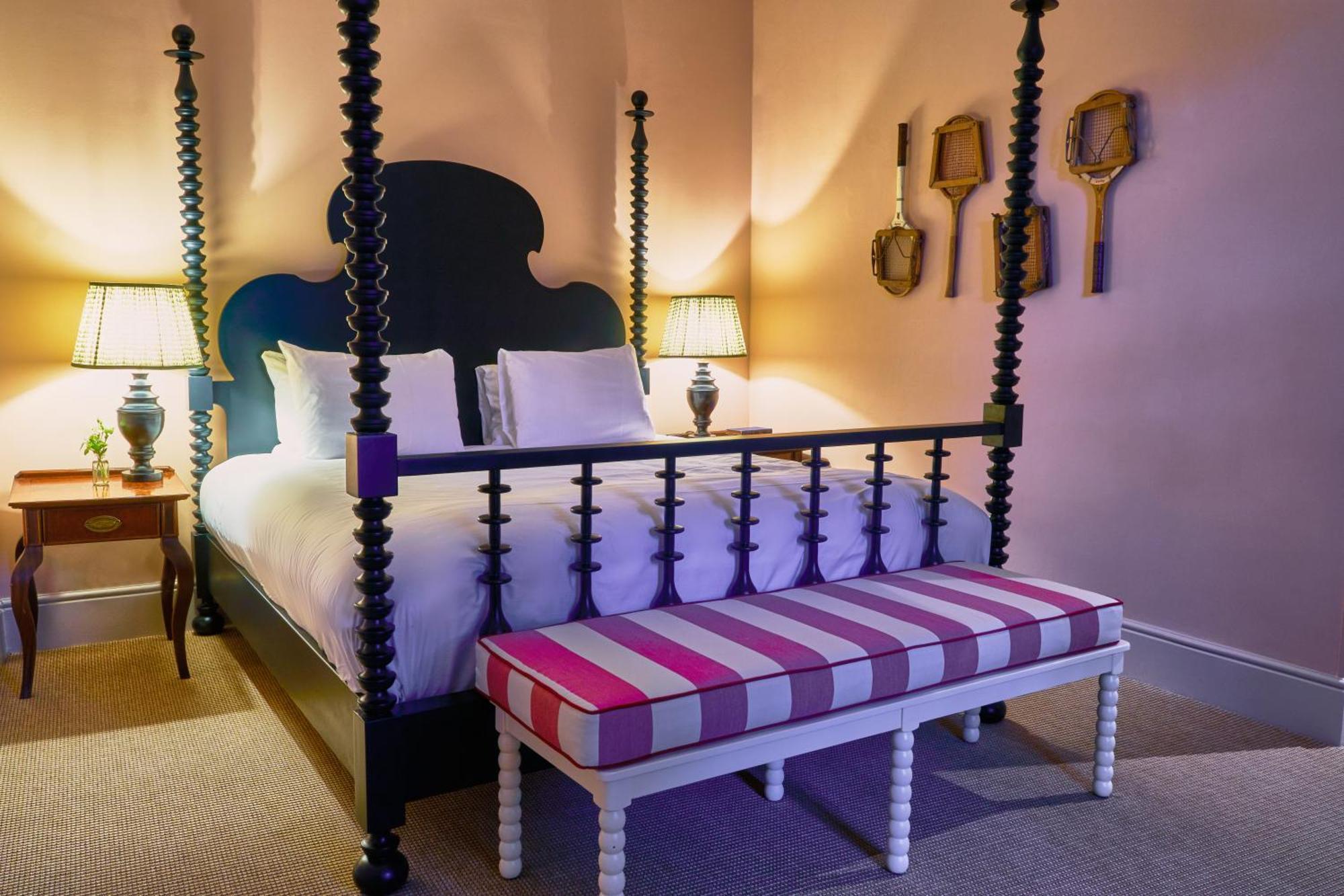 The Mitre, Hampton Court Hotel Kingston upon Thames  Kültér fotó A guest room at the Hotel du Pont
