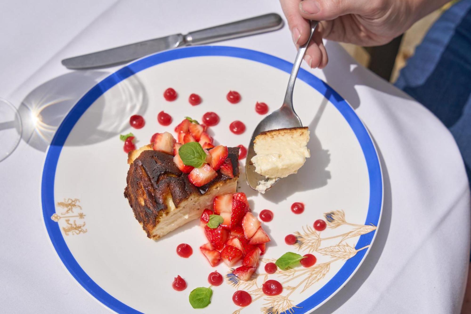 The Mitre, Hampton Court Hotel Kingston upon Thames  Kültér fotó A person eating a dessert with a spoon