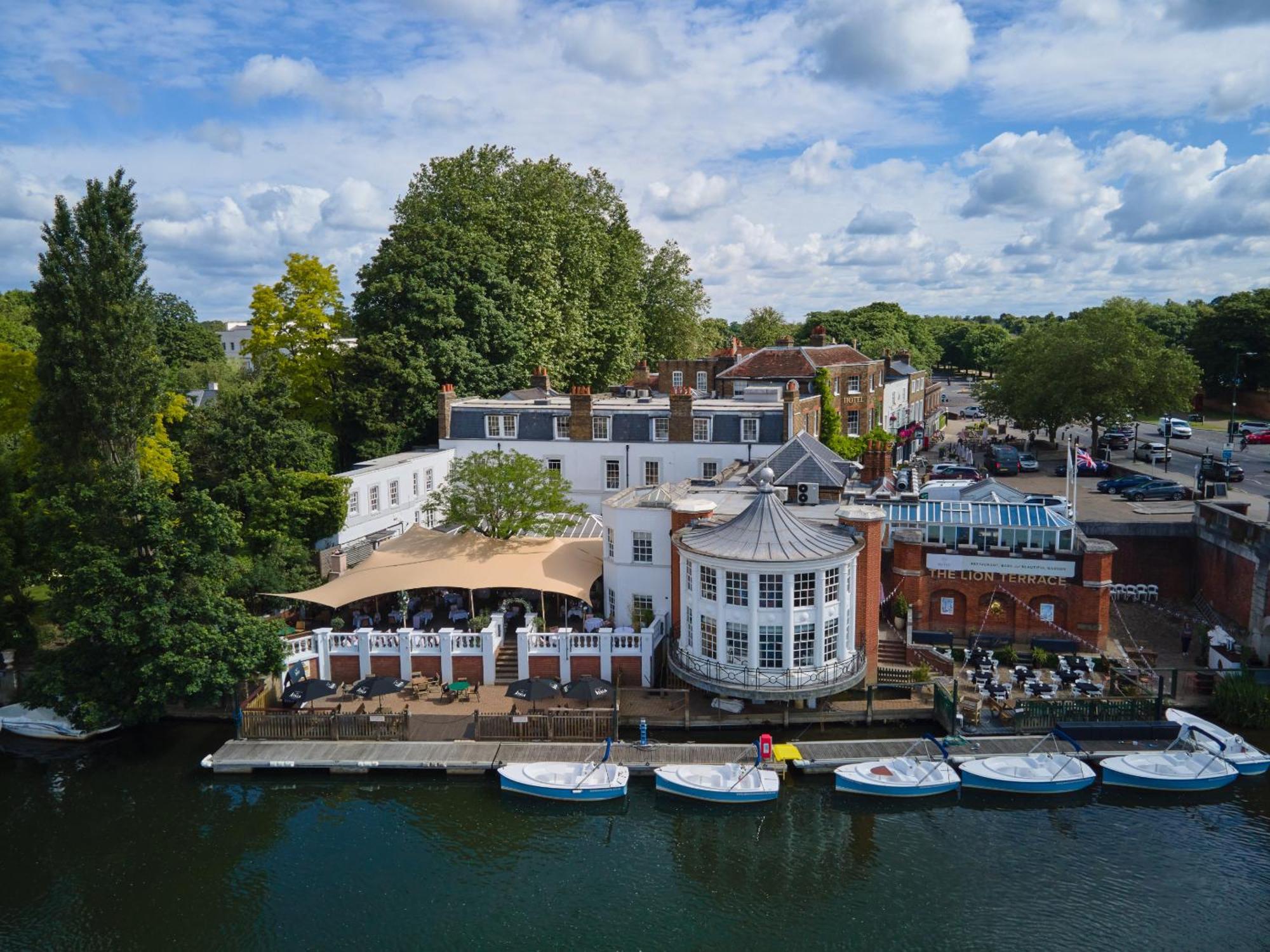 The Mitre, Hampton Court Hotel Kingston upon Thames  Kültér fotó The River Wey at Farnham