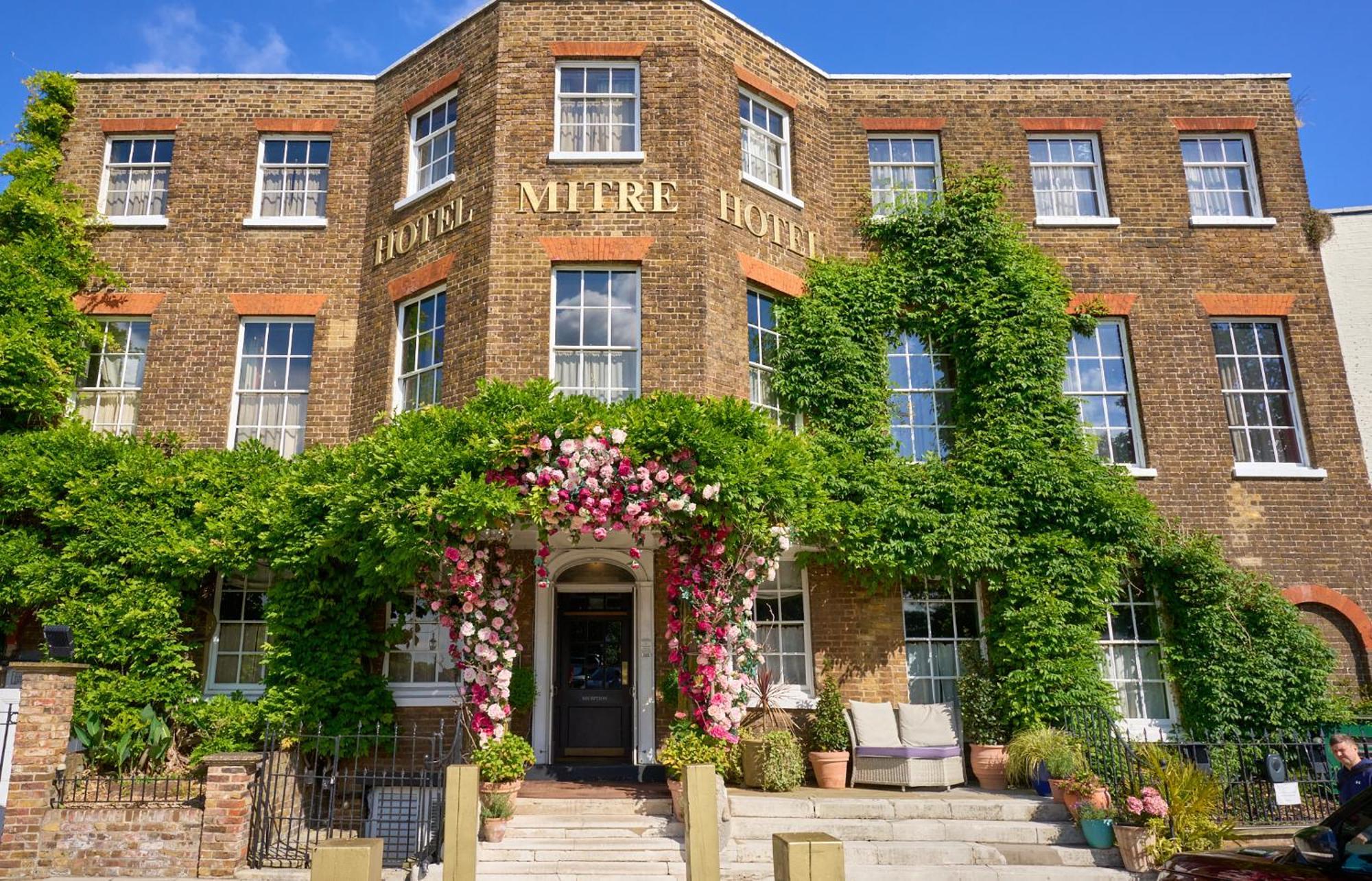 The Mitre, Hampton Court Hotel Kingston upon Thames  Kültér fotó The hotel in 2014