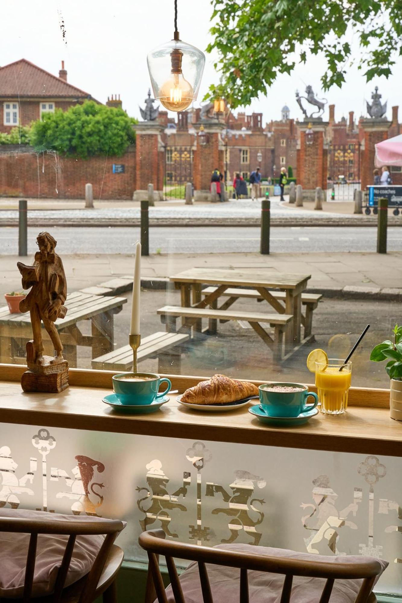 The Mitre, Hampton Court Hotel Kingston upon Thames  Kültér fotó The view from the window of the café