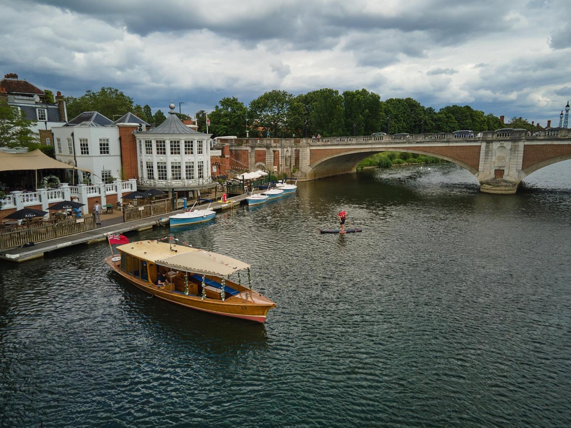 The Mitre, Hampton Court Hotel Kingston upon Thames  Kültér fotó The River Wey at Farnham