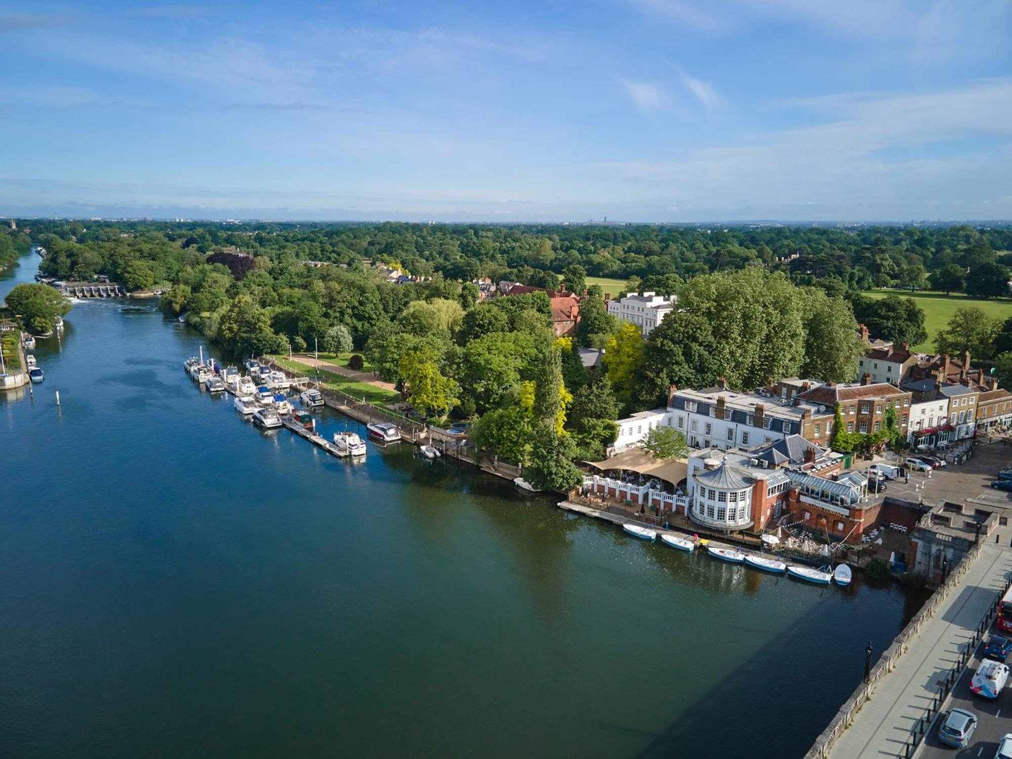 The Mitre, Hampton Court Hotel Kingston upon Thames  Kültér fotó The River Wey at Farnham