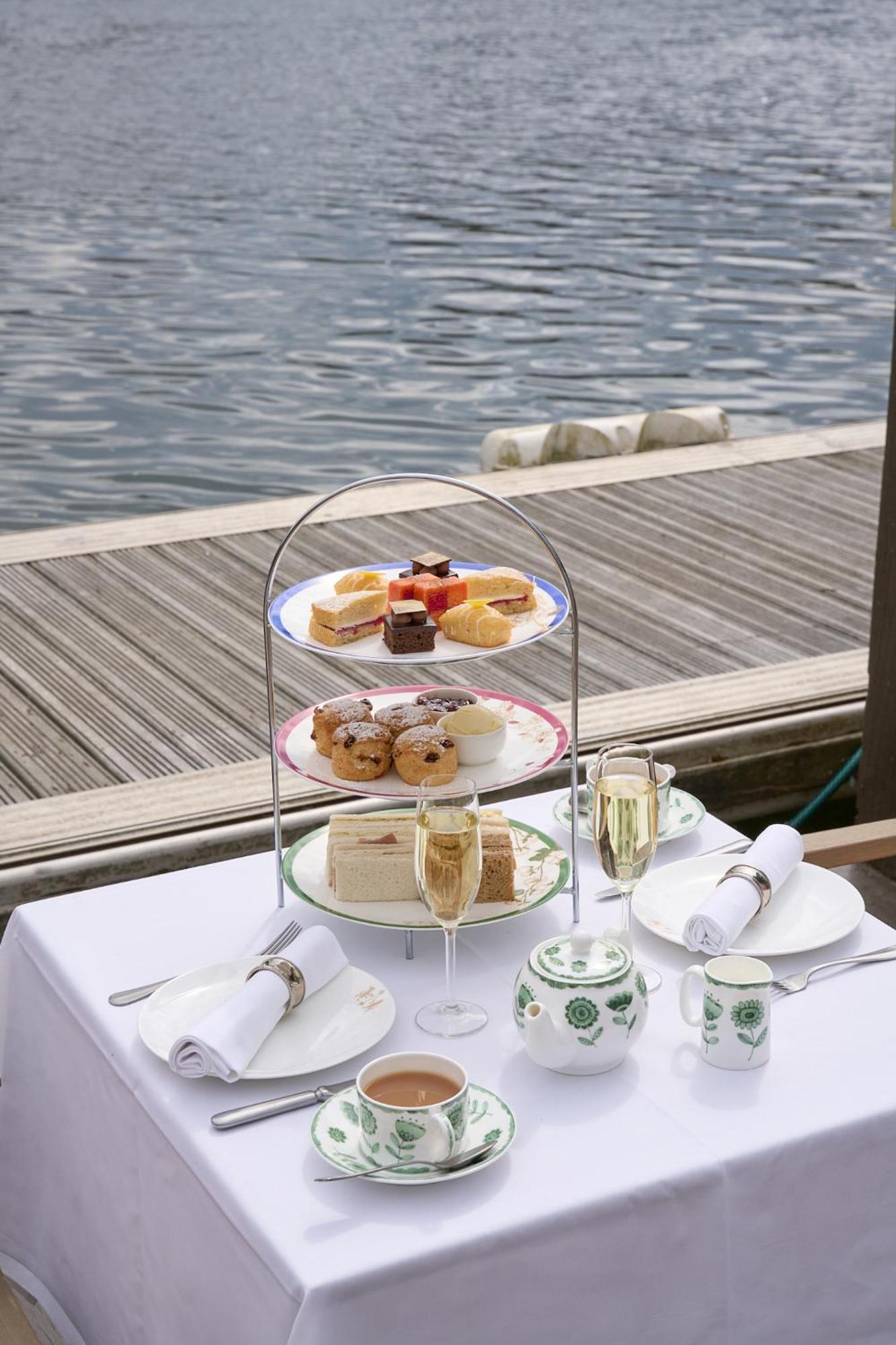 The Mitre, Hampton Court Hotel Kingston upon Thames  Kültér fotó Afternoon tea at the InterContinental Sydney