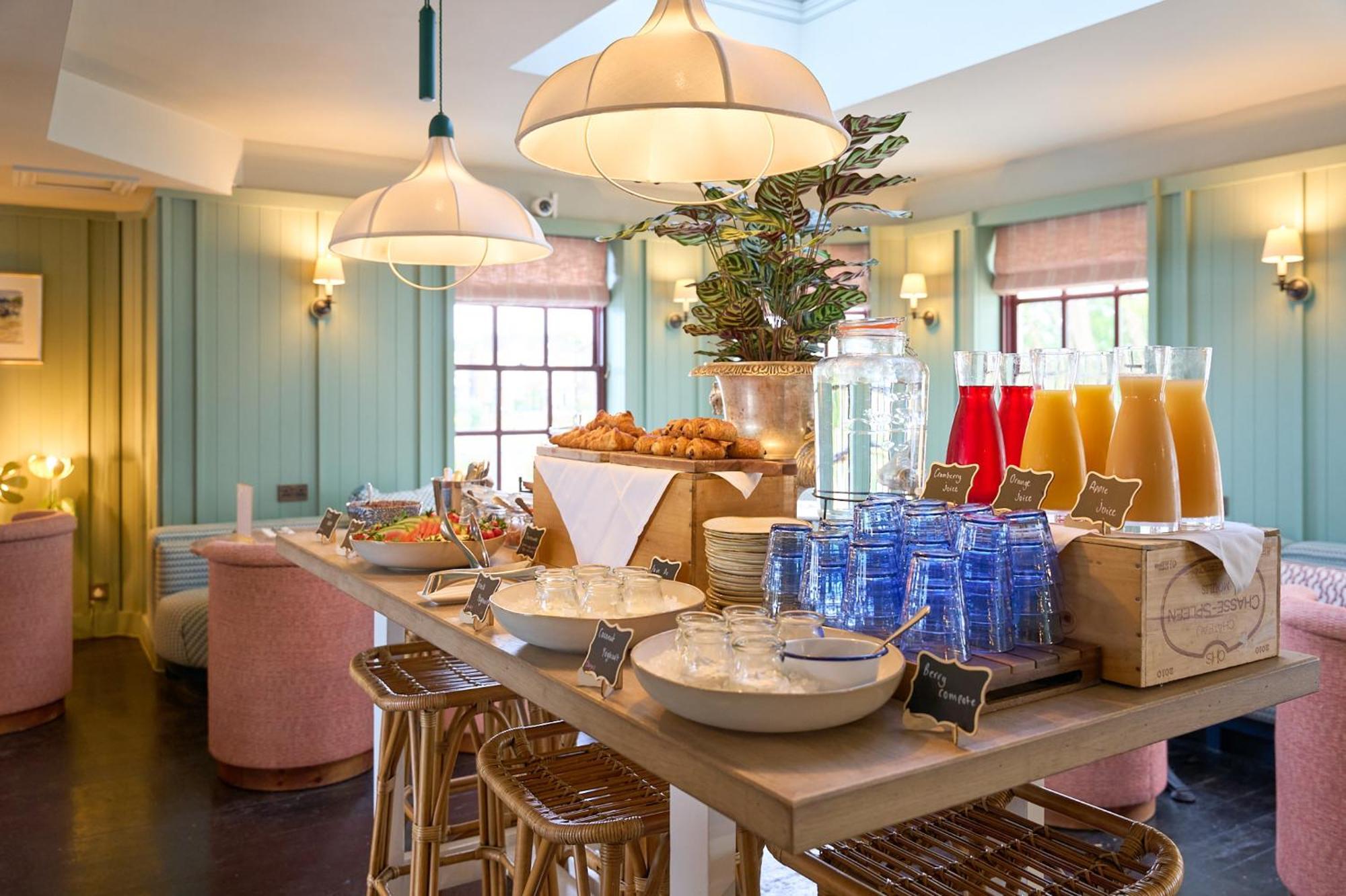 The Mitre, Hampton Court Hotel Kingston upon Thames  Kültér fotó The restaurant at The Ivy Temple Row
