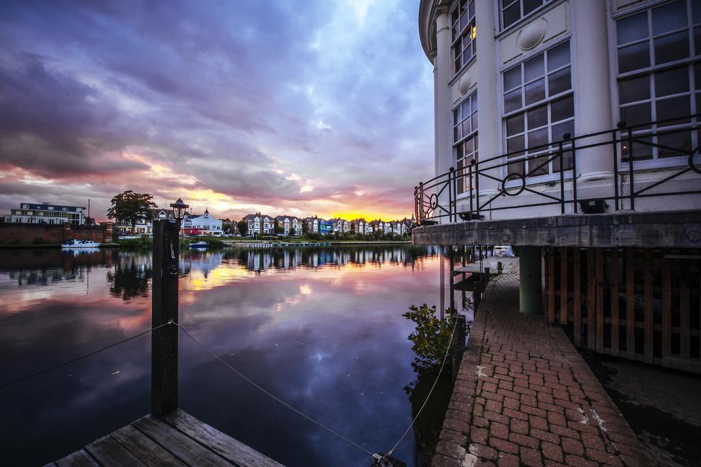 The Mitre, Hampton Court Hotel Kingston upon Thames  Kültér fotó Sunset at the Marina