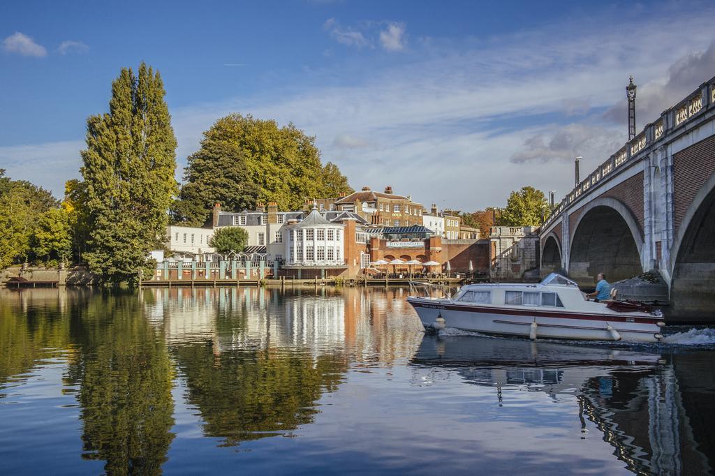 The Mitre, Hampton Court Hotel Kingston upon Thames  Kültér fotó The River Wey at Farnham