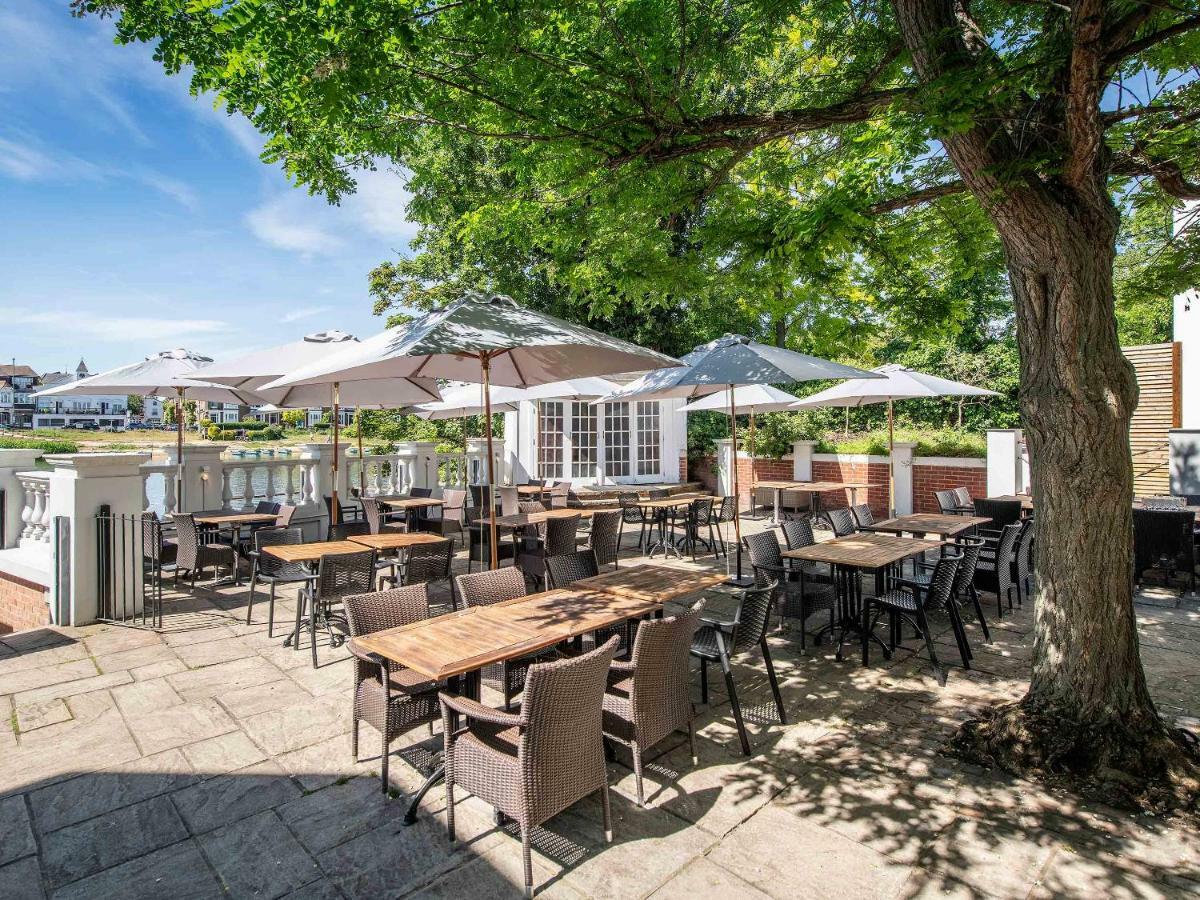 The Mitre, Hampton Court Hotel Kingston upon Thames  Kültér fotó The outdoor seating area at The Old Mill